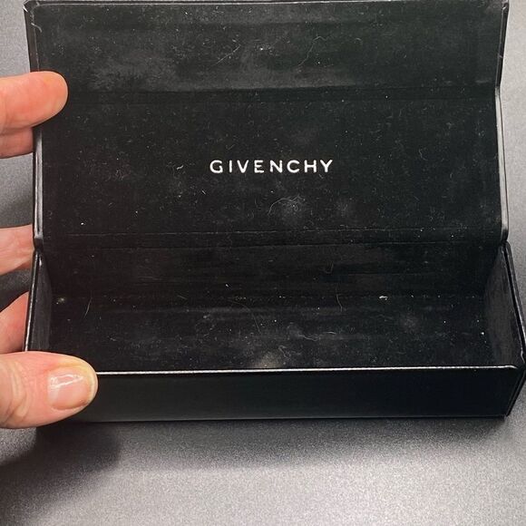 Givenchy fold over close rectangular eyeglass case preowned - Picture 8 of 9